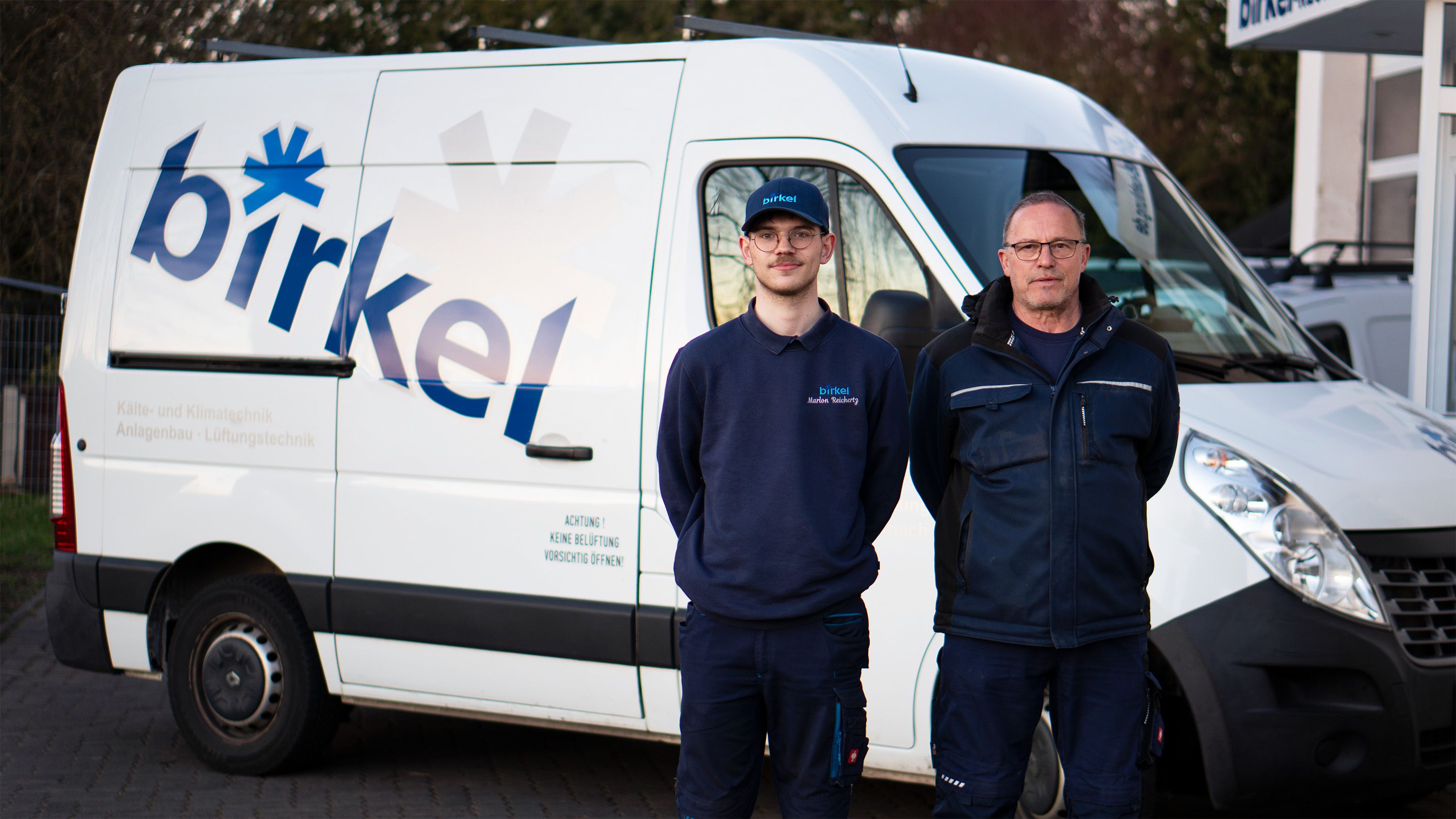 Birkel Team mit Firmenwagen